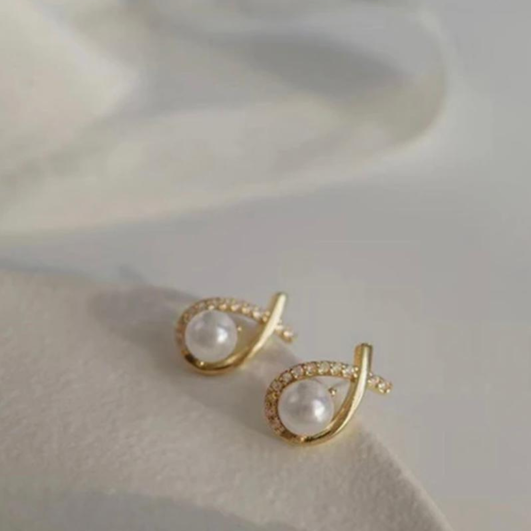 Elegant Diamond & Pearl Stud Earrings – Timeless Silver Sparkle