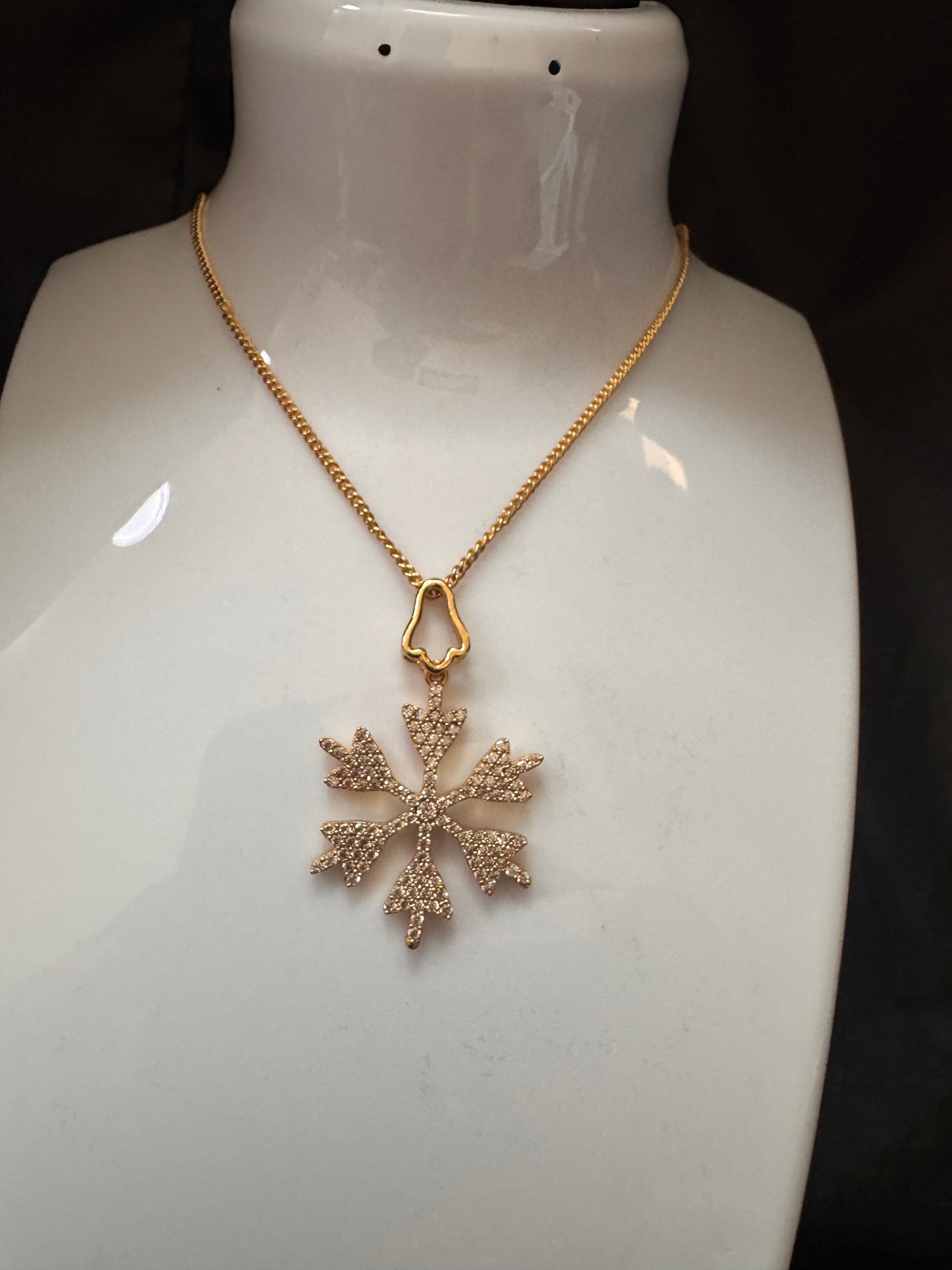 Snow flakes pendent Necklace