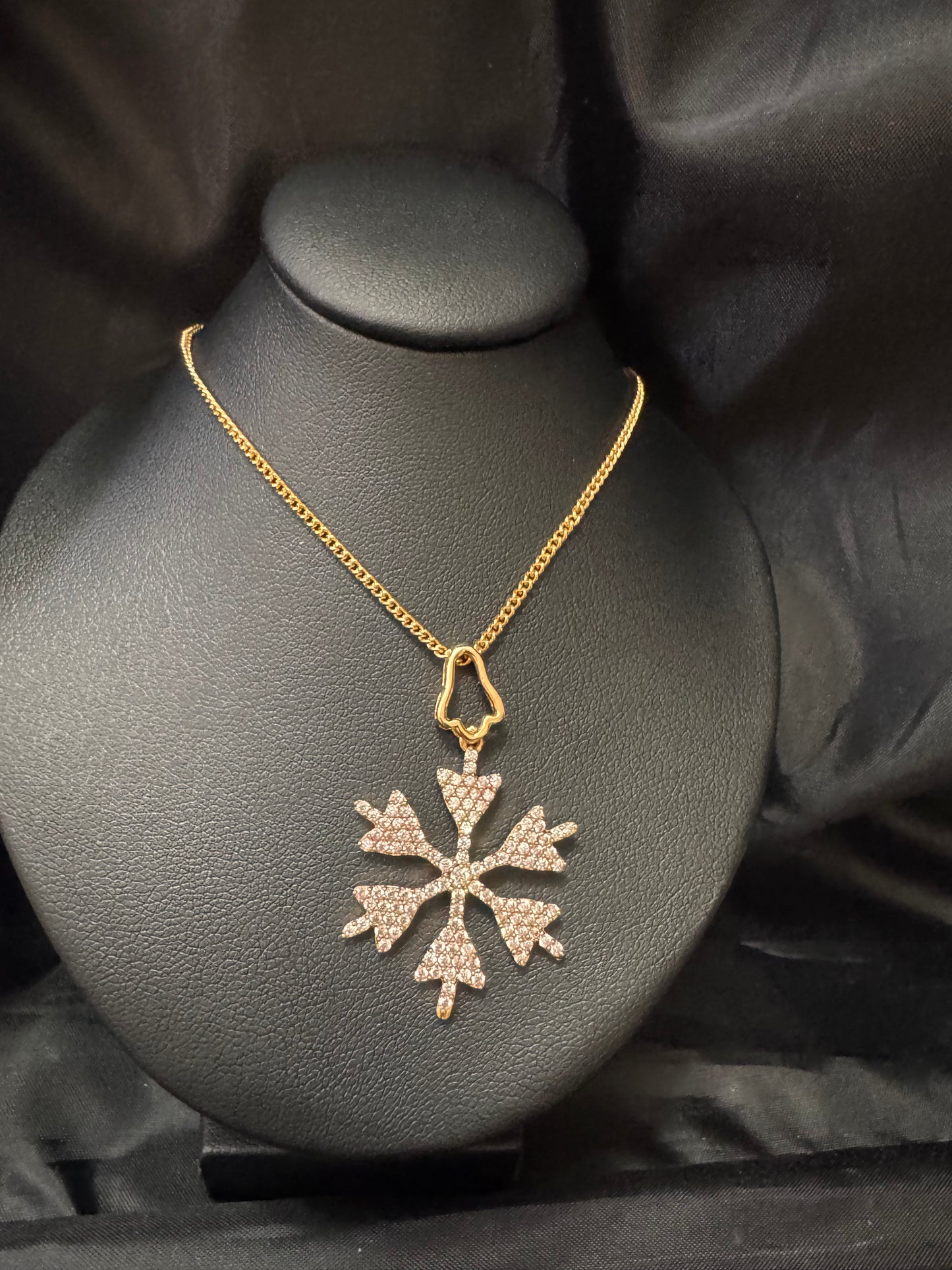 Snow flakes pendent Necklace